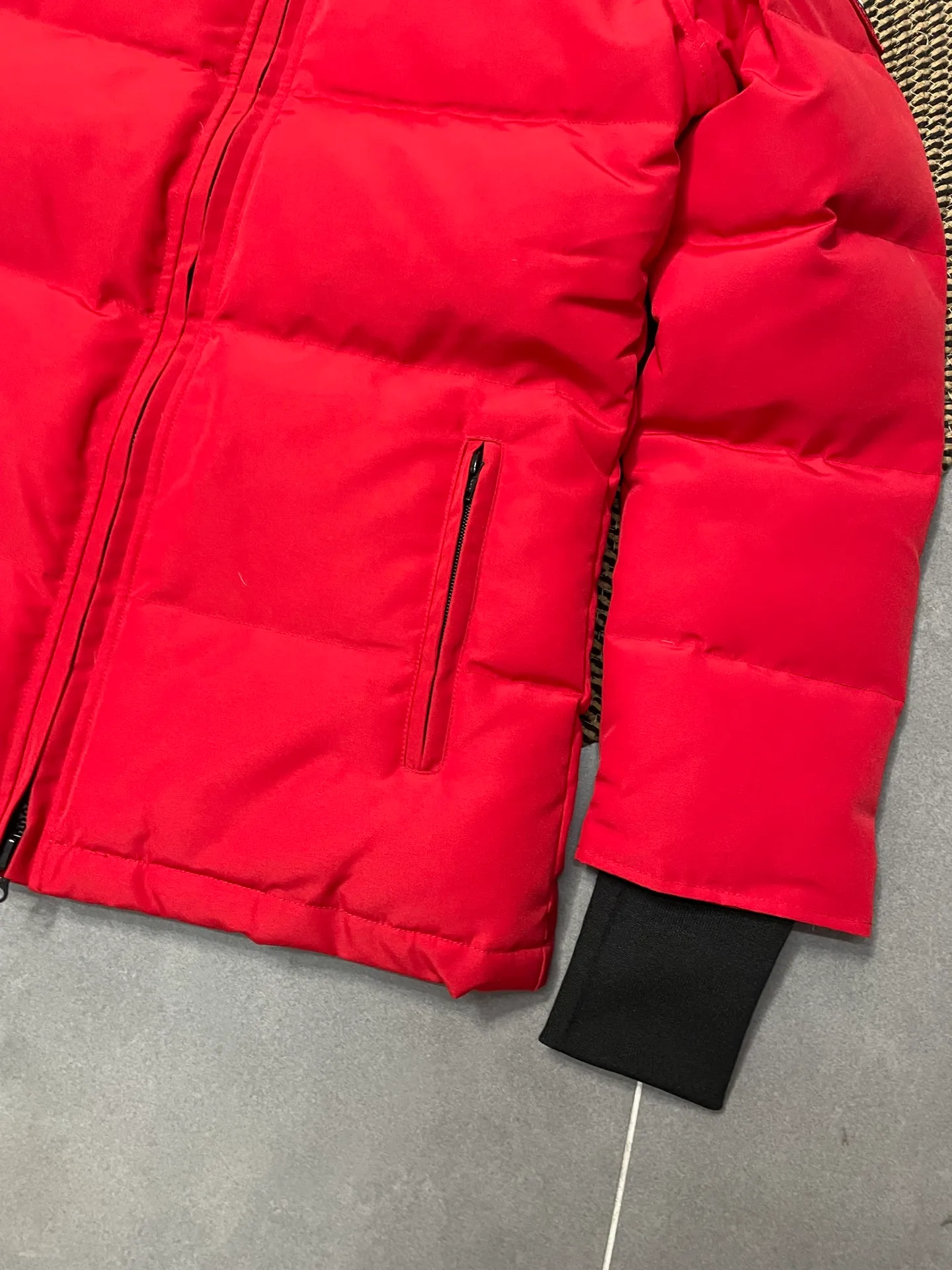 P880 Canadian CANADA GOOES 04 model/women's model. Both the Arctic and Antarctic scientific expedition teams and others choose Canada Goose as their cold-proof equipment. They are the Rolls-Royce of down jackets.  ➖ Industry-leading anti-counterfeiting chip sensing.  ➖ Imported Behringer embroidery machines and customized embroidery labels, the highest level and industry leading.  ➖ Imported Korean 21-count polyester-cotton blended original fabric, TC85 waterproof coated fabric, water-repellent, windproof and wear-resistant.  ➖ The new national standard 80 white duck down is filled with an average of 520 grams of down. The amount of down filled is industry-leading.  ➖ 100% nylon lining with double double-layer sealing design to prevent velvet running, and seamless thread design on the cuffs!  ➖ Western Canadian Green Wolf Collar.  ➖ Yoshida YKK provides original factory-customized electroplated sliders. YKK two-way lockable zippers are tight and smooth and do not peel off paint.  ➖ 3M composite Velcro is durable and the accessories and hardware are all custom-made. Only for the purest goose, the most dedicated, the most professional, the highest quality, the highest cost performance!    SIZE:XS-XXL
